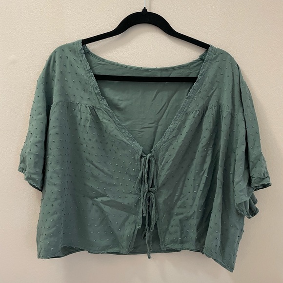 PLUS SIZE Swiss Dot Crop Top - Picture 4 of 4